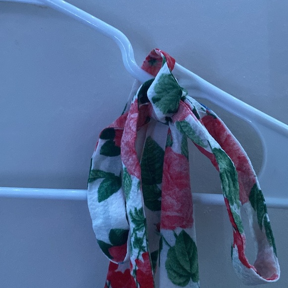 Woman’s Old Navy Floral Crop Tank Size L - Picture 3 of 6